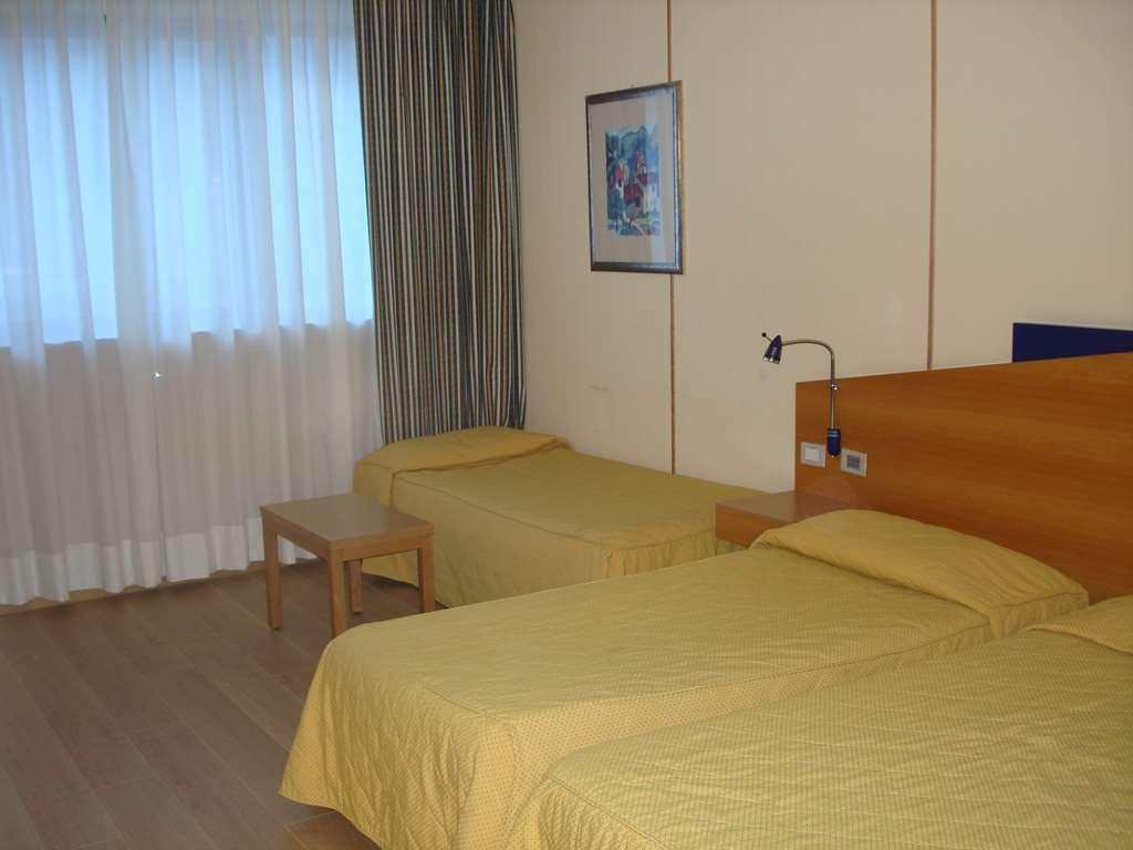 Hotel Express Aosta East Pollein Rum bild