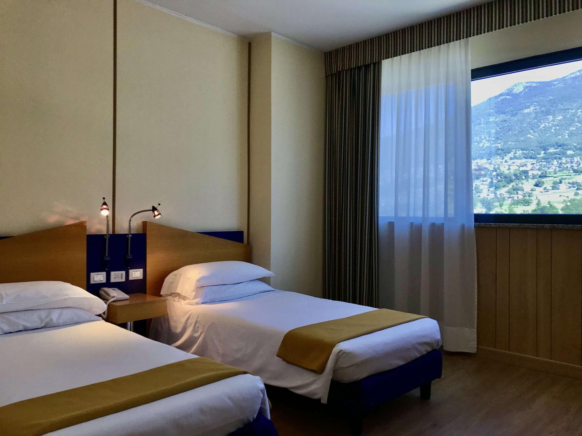 Hotel Express Aosta East Pollein Exteriör bild