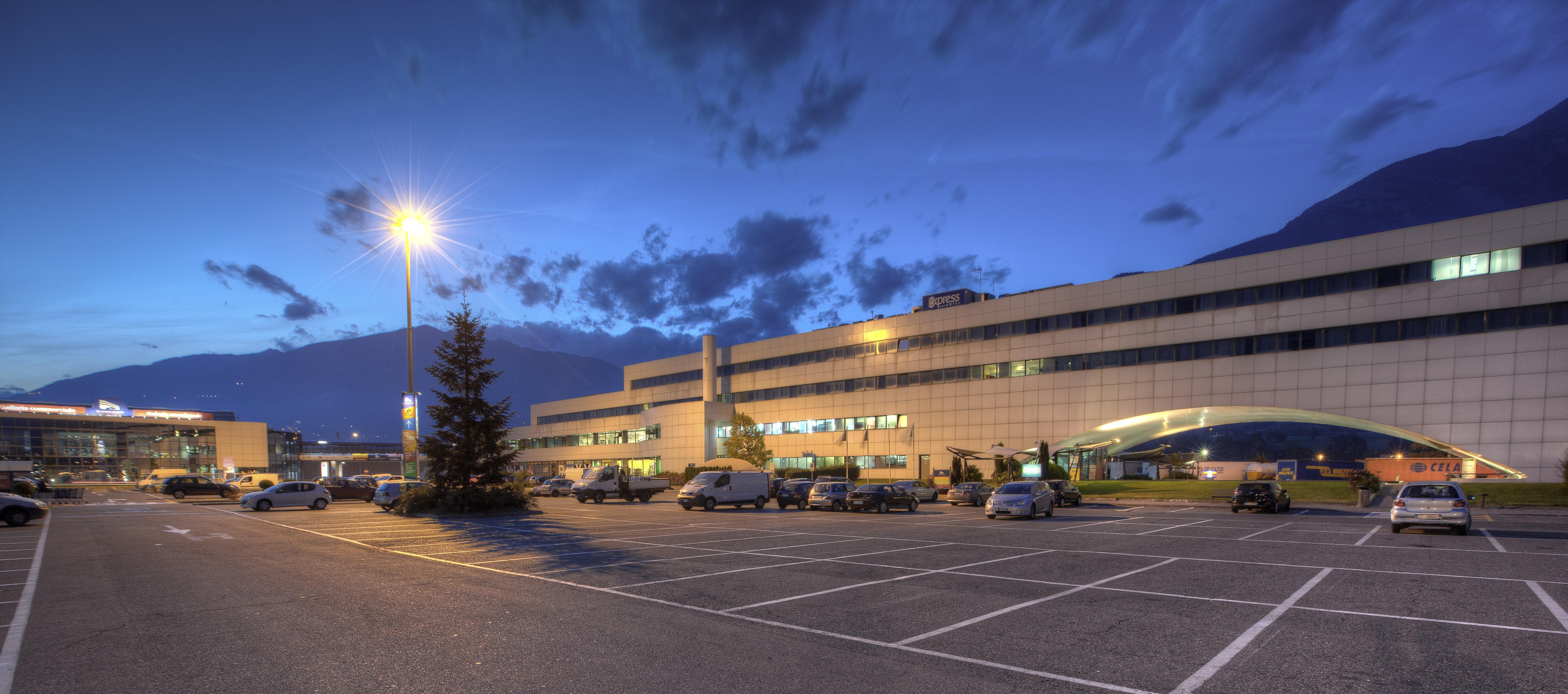 Hotel Express Aosta East Pollein Exteriör bild