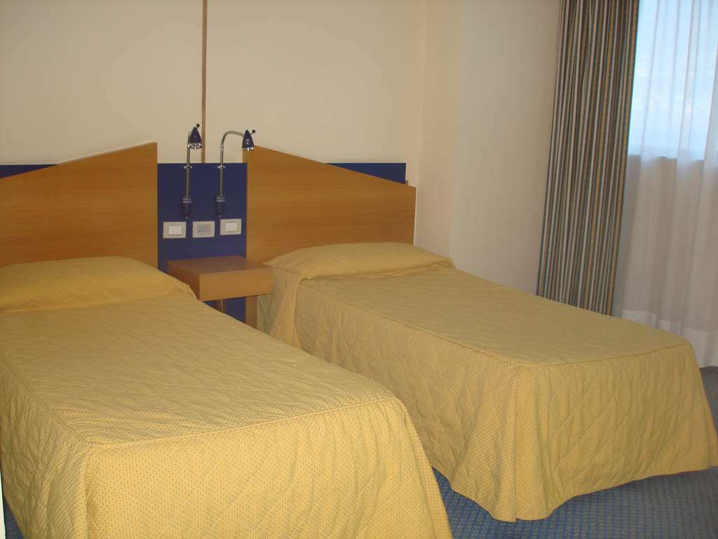 Hotel Express Aosta East Pollein Rum bild